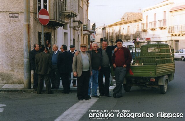 04-06-1992-amici-davanti-al-tabacchino